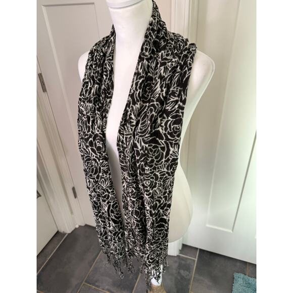 black and white scarf rose design no brand - Picture 5 of 5